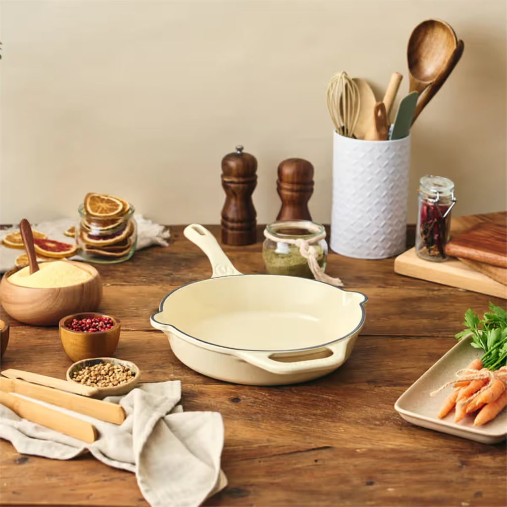 Sartén Victoria White Sable de 23 cm ambientado en una mesa de madera con especias naturales, zanahorias y utensilios de cocina rústicos - Ferretería La Palma - 1050143
