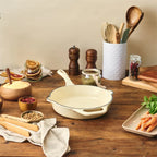 Sartén Victoria White Sable de 23 cm ambientado en una mesa de madera con especias naturales, zanahorias y utensilios de cocina rústicos - Ferretería La Palma - 1050143