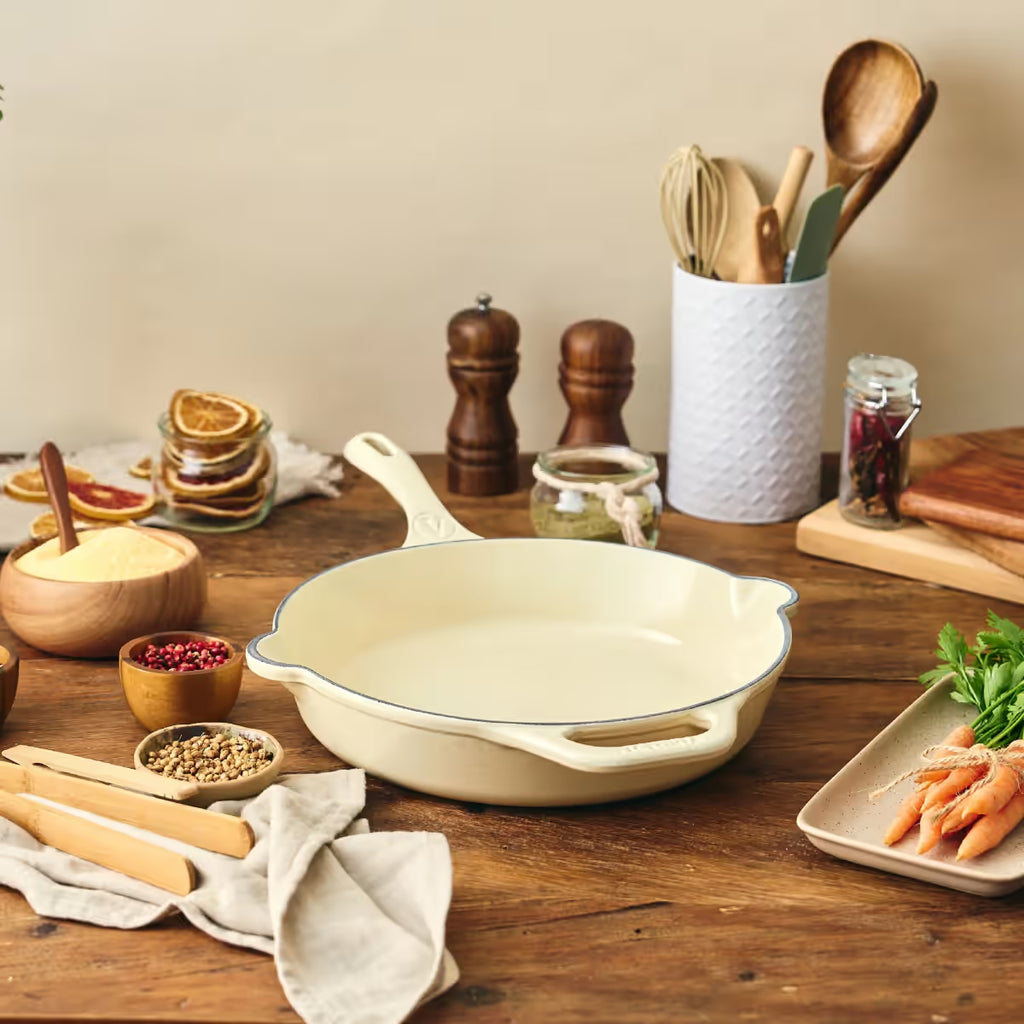 Sartén Victoria White Sable de 28 cm ambientado en una cocina rústica con especias, vegetales y utensilios de madera - Ferretería La Palma - 1050142