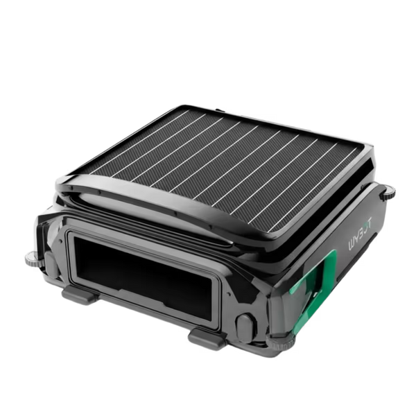 Robot skimmer solar Wybot F1 en Ferretería La Palma, con panel solar de alta eficiencia en la parte superior, chasis robusto color negro con acentos en turquesa y visualización de la aplicación móvil para control remoto y programación de limpieza - imagen con fondo transparente - 1880001